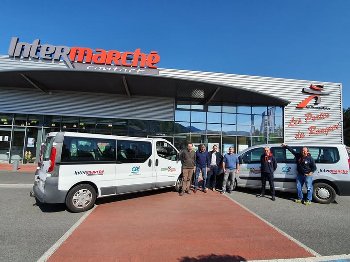 Les deux minibus du club JSRR devant Intermarché Camarès